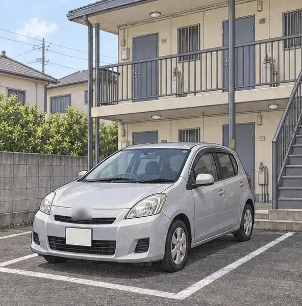 アパートの前の駐車区画にとめた乗用車のイラスト